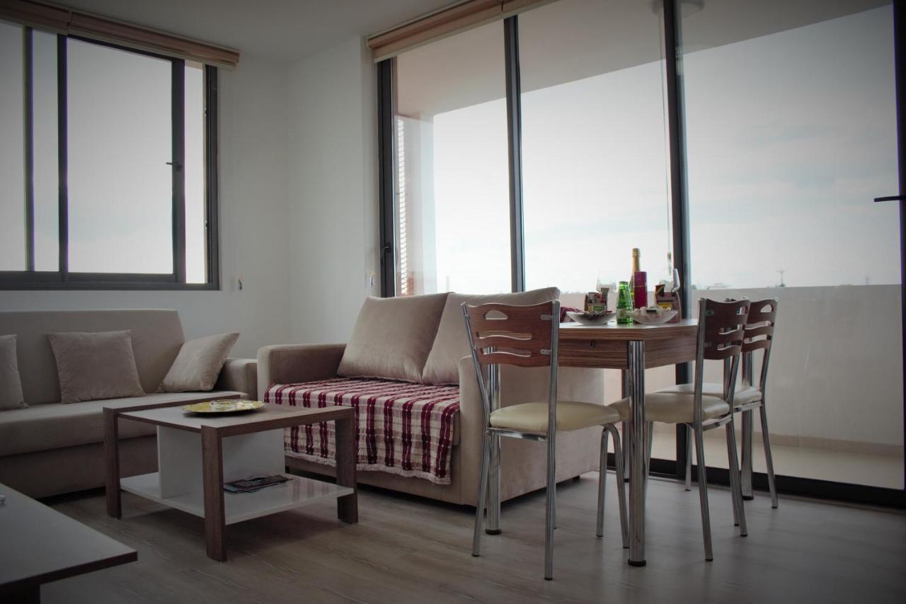 Uptown App & Pool Daily Contactless Check In & Check Out Appartement